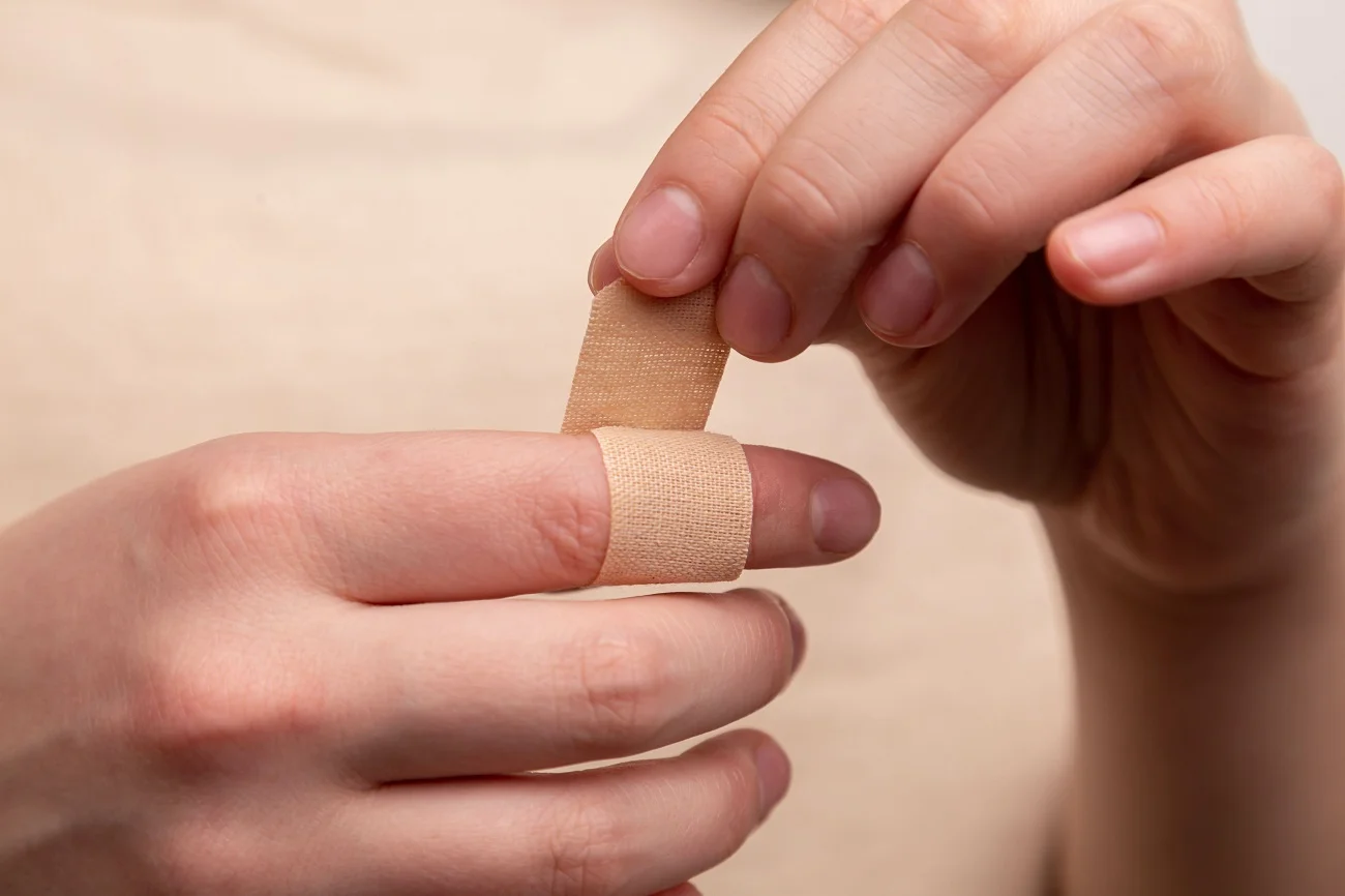 Tak naklejony plaster bardzo szybko się odklei.