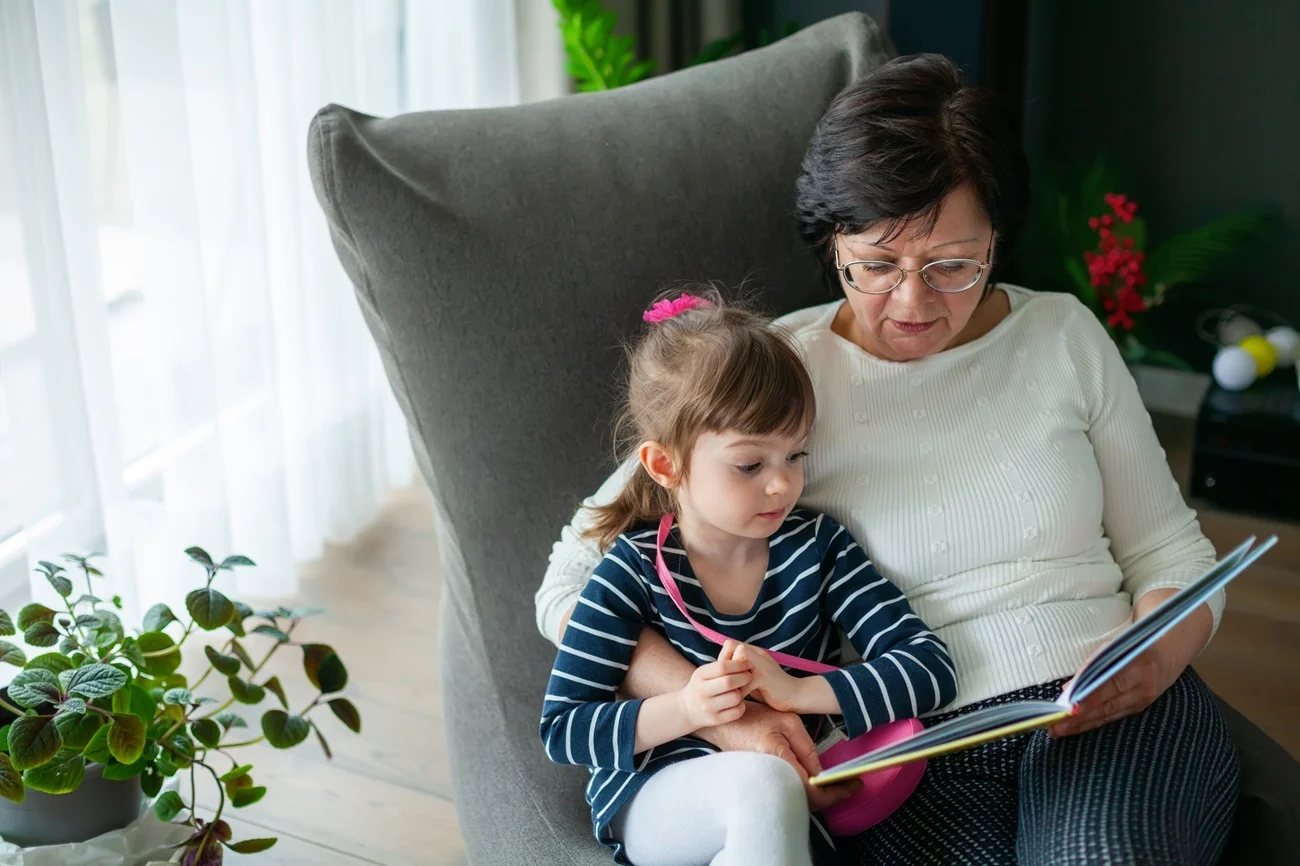 babcia czyta wnuczce