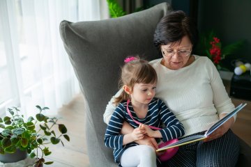 babcia czyta wnuczce