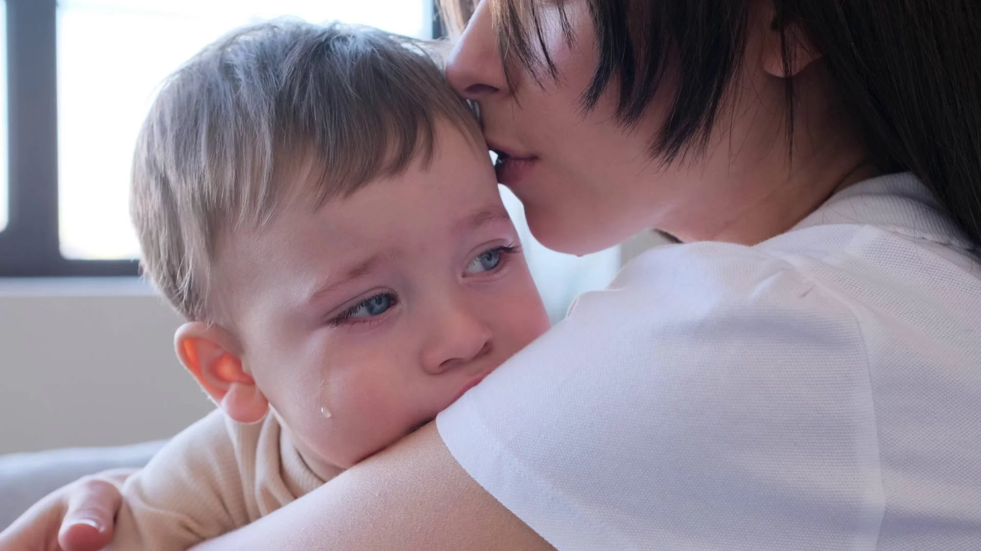 mama i dziecko przytulają się mama i dziecko przytulają się