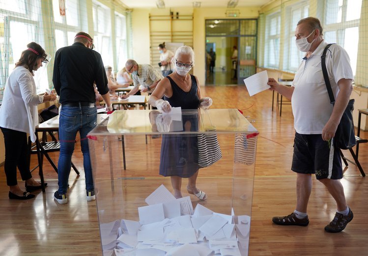 Polacy stoją w kolejkach do lokali wyborczych