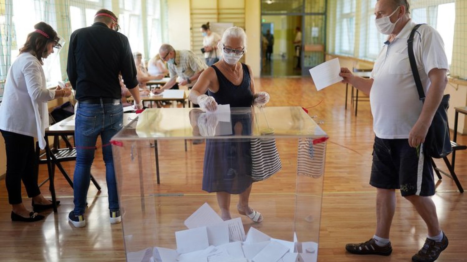Polacy stoją w kolejkach do lokali wyborczych