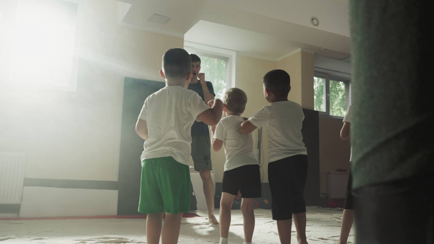 dzieci trenują na lekcji WF