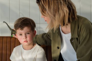 Mama martwi się o chorego syna.