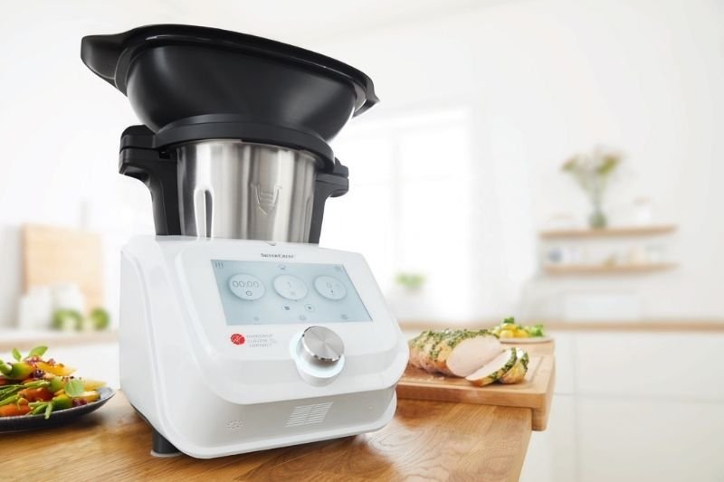 Lidlomix w niczym nie odstaje od Termomixa, jest tańszy, ma większą misę, ale zajmuje więcej miejsca.