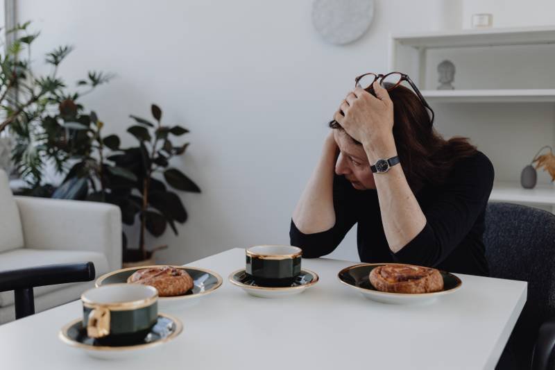 Załamana kobieta sama przy stole