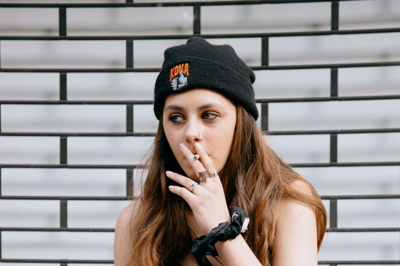 Nastolatki palą papierosy