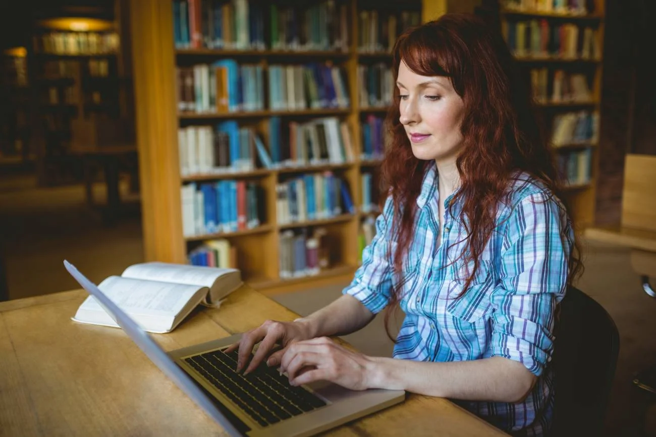 Nauczycielka pracująca jako szkolna bibliotekarka.