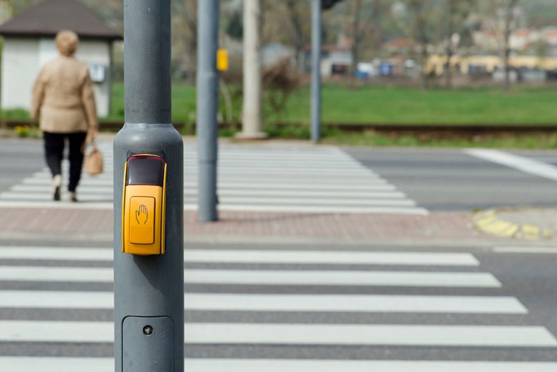 Rodzic z dzieckiem na przejściu dla pieszych.