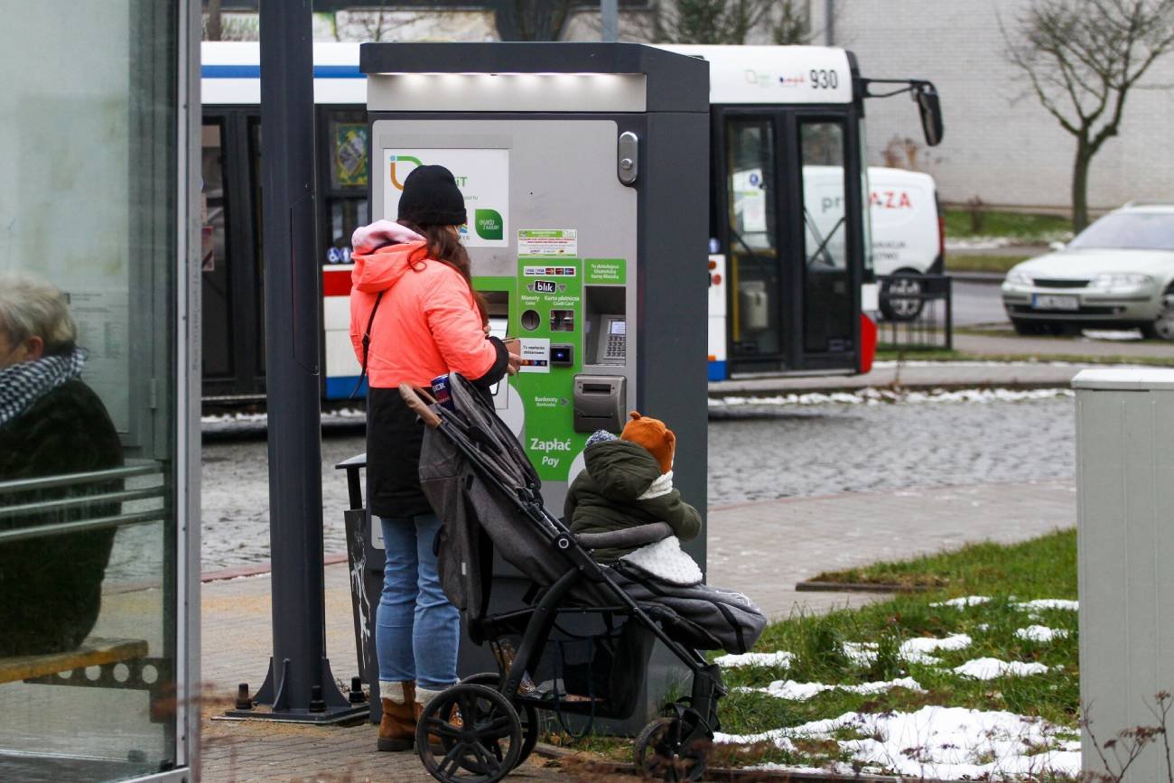 Upuściła w autobusie smoczek niemowlaka. Po tym, jak go podniosła, zaczęła się afera