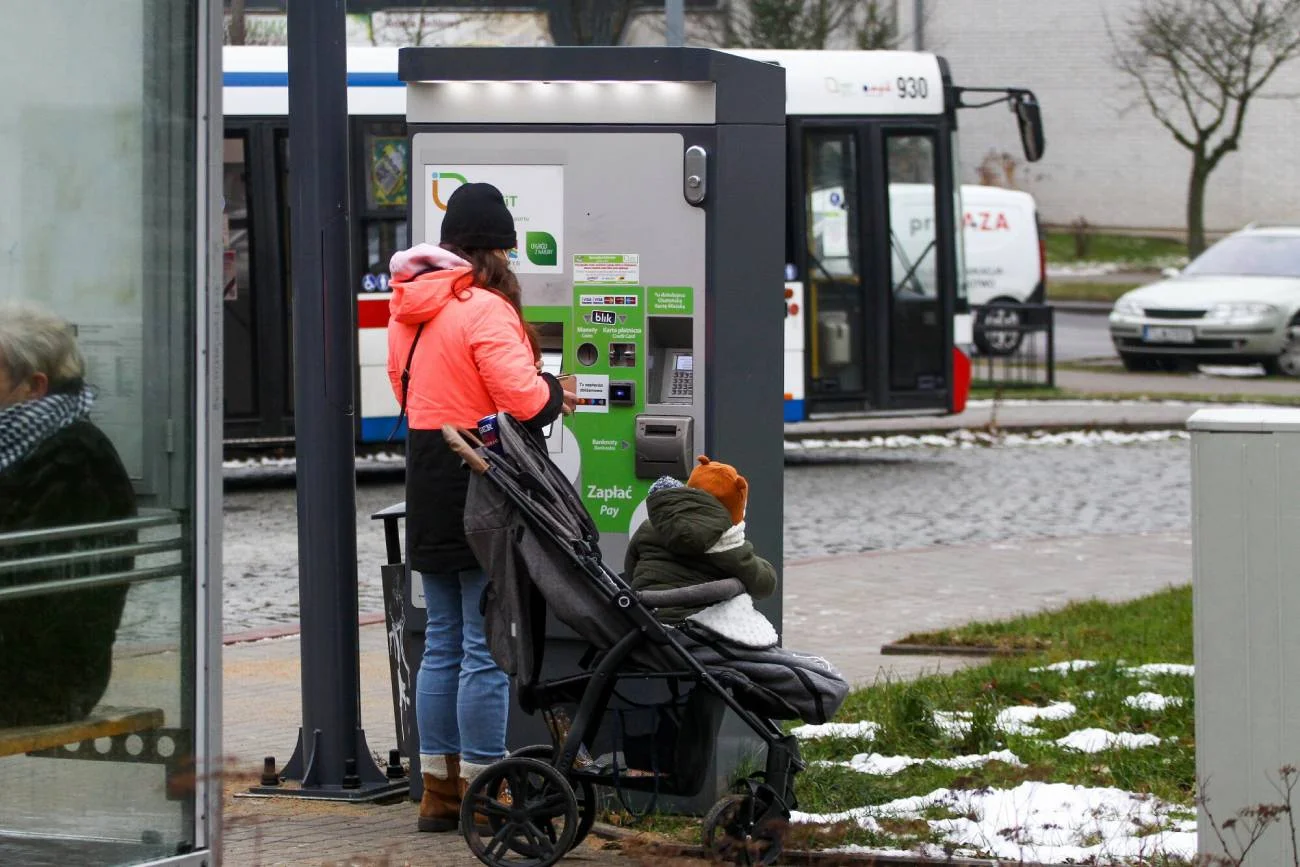 brudny smoczek, czy dać dziecku smoczek z ziemi, matka w autobusie, dziecko w autobusie, czy dać dziecku brudny smoczek