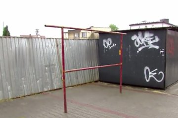 To właśnie metalowe ogrodzenie jest jedną z przyczyn konfliktu