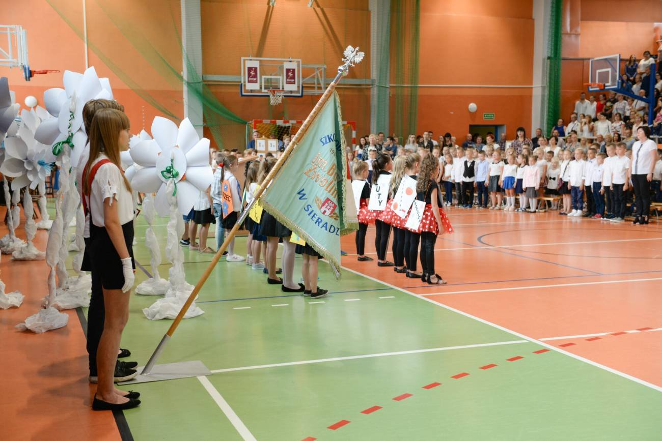 Rozpoczęcie roku szkolnego przełożone. "Przez takie cyrki muszę kombinować w pracy"