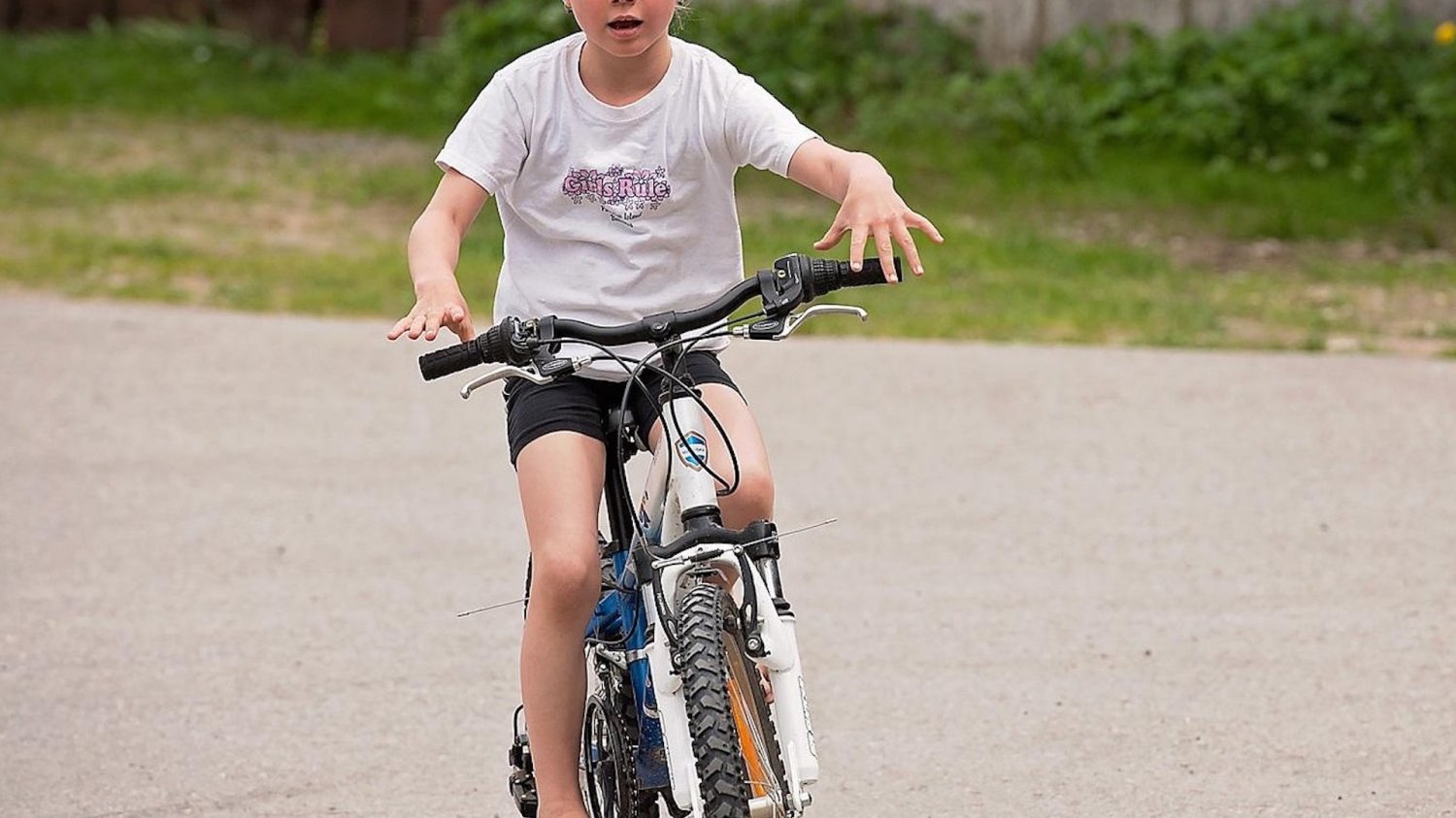 dziewczynka na rowerze