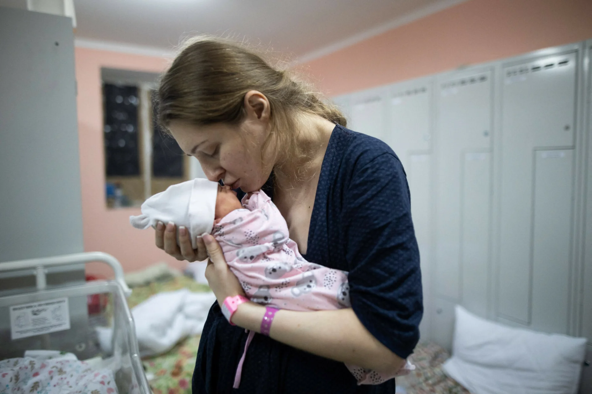 Ukrainki rodzą w piwnicach i bunkrach, jak pomóc