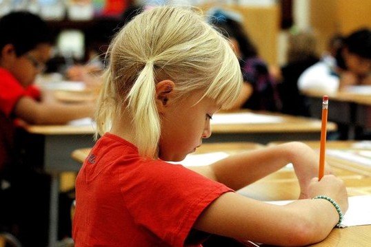 "Test na wejście" to popularne praktyka w polskich szkołach. Czy jest fair?