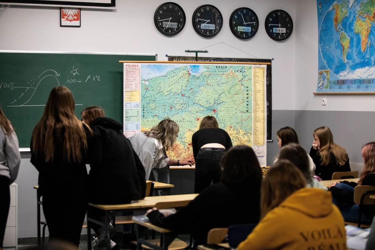 nauczycielka prowadzi lekcję w klasie nauczycielka prowadzi lekcję w klasie