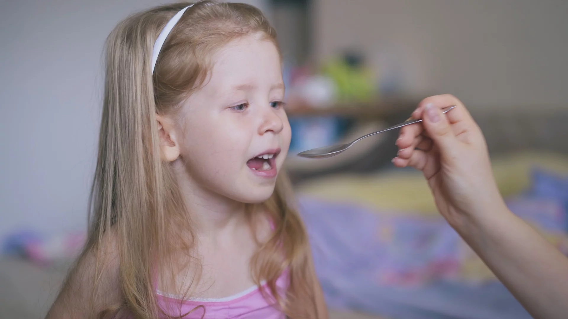 dziewczynka pije syrop