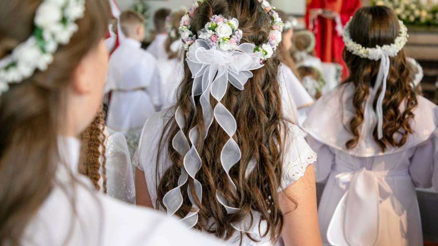 Dzieci idące do Pierwszej Komunii Świętej. Dzieci idące do Pierwszej Komunii Świętej.