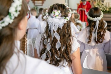 Dzieci idące do Pierwszej Komunii Świętej. Dzieci idące do Pierwszej Komunii Świętej.