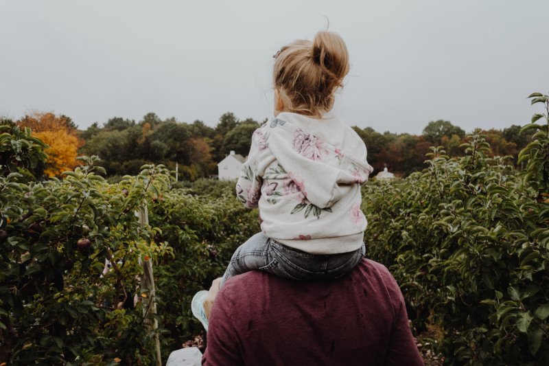 O tych zasadach warto pamiętać, by nie popełnić błędów podczas wychowywania dziewczynki