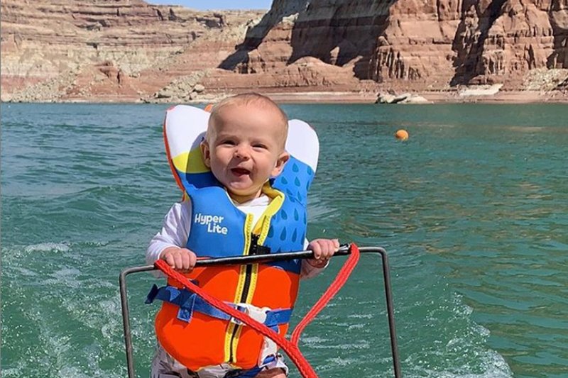 6-miesięczne dziecko "śmiga" na rowerze wodnym