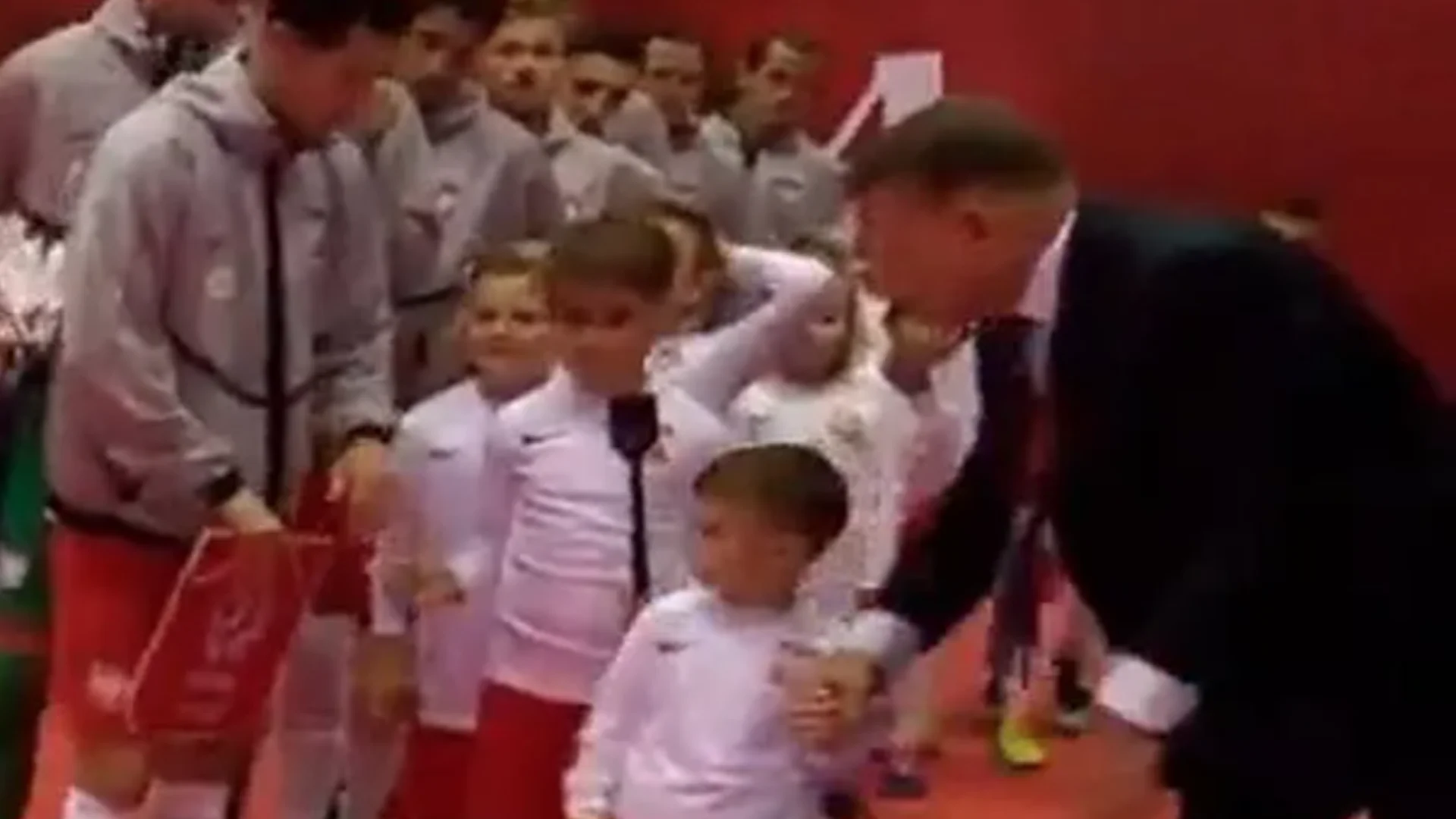 To dziecko miało wyjść na murawę z Lewandowskim. Tuż przed meczem Kulesza podmienił je na inne