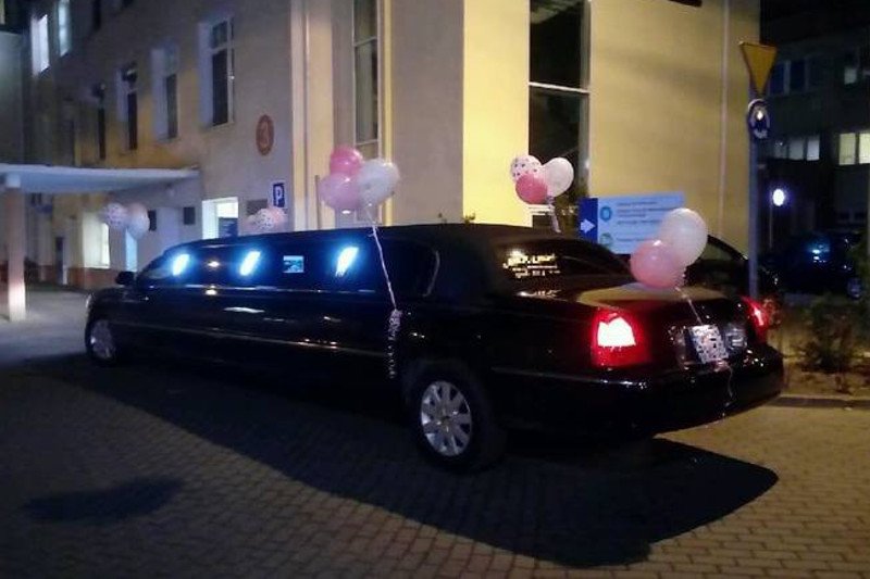 Limuzyna przy porodówce Szpitala Morskiego.