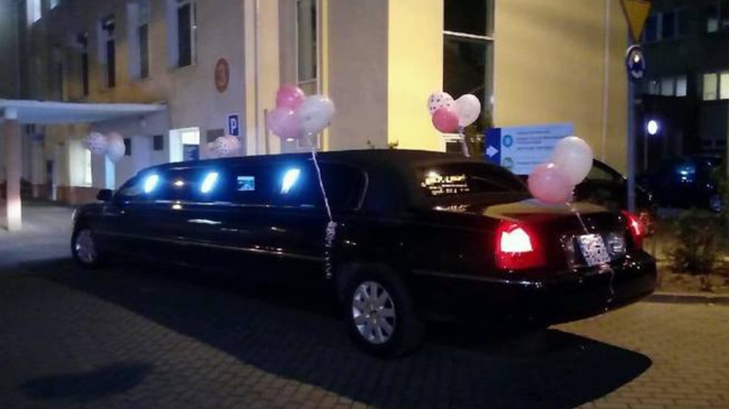 Limuzyna przy porodówce Szpitala Morskiego.