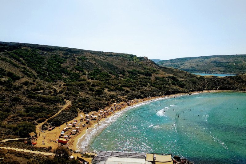 Ghajn Tuffieha Bay jest bardziej urokliwa niż Golden Bay, czy popularniejsza od niej piaszczysta plaża w Mellieha