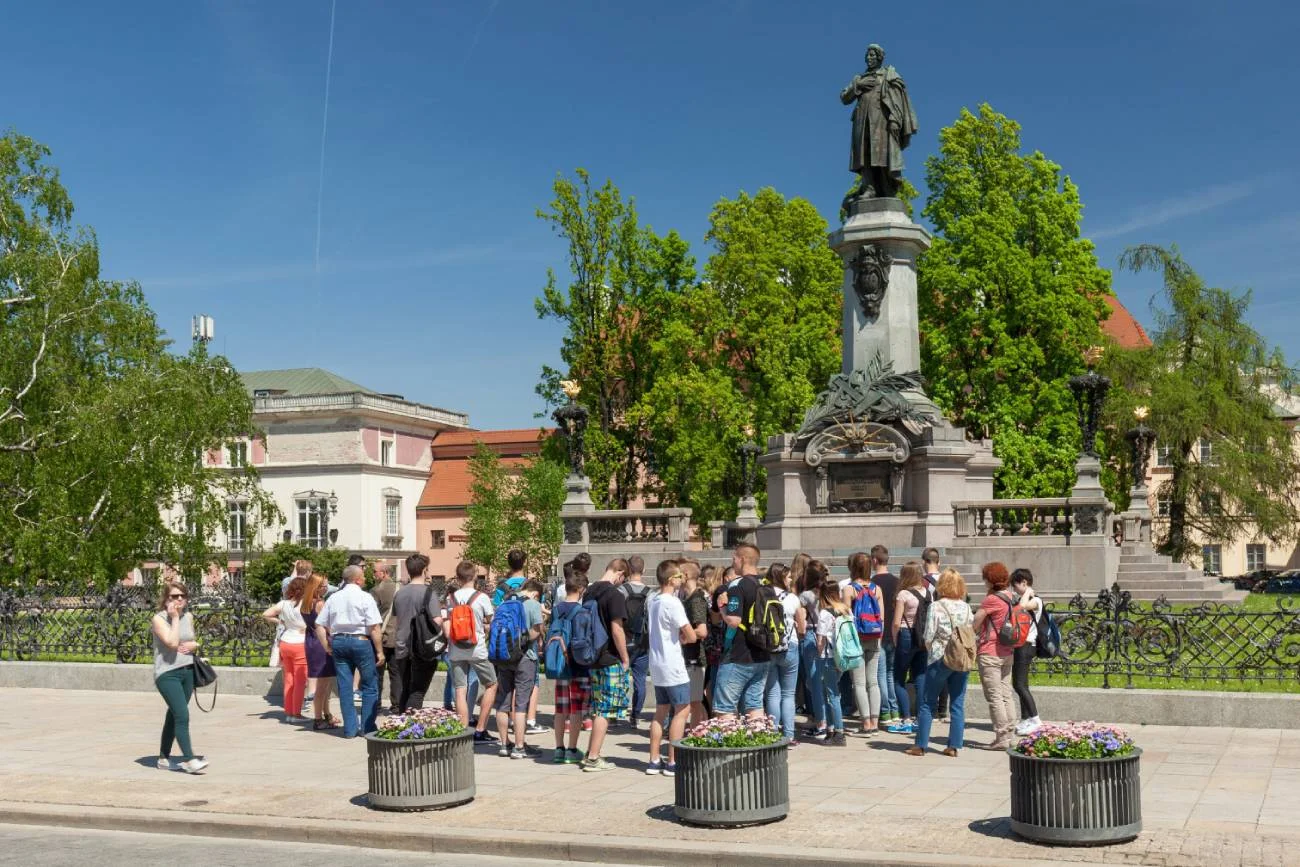 Szkolna wycieczka zwiedza miasto. Szkolna wycieczka zwiedza miasto.