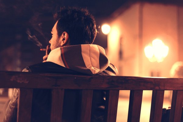 Fot. Pexels / [url=https://www.pexels.com/photo/bench-man-person-night-1461/]splitshire.com[/url]/[url=https://www.pexels.com/photo-license/]CC0 License[/url]