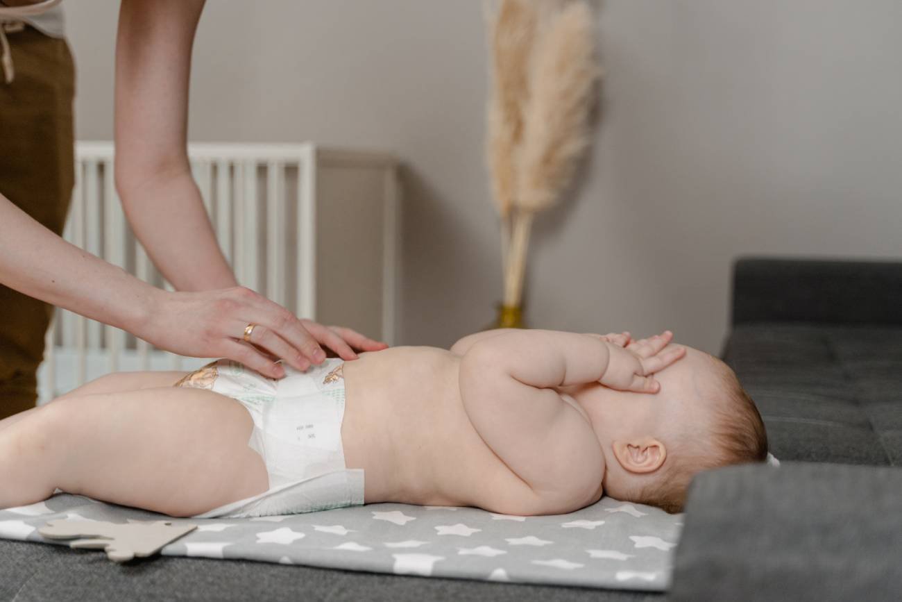 Wodnista kupka u niemowlaka to nie zawsze biegunka. Jak je rozróżnić?