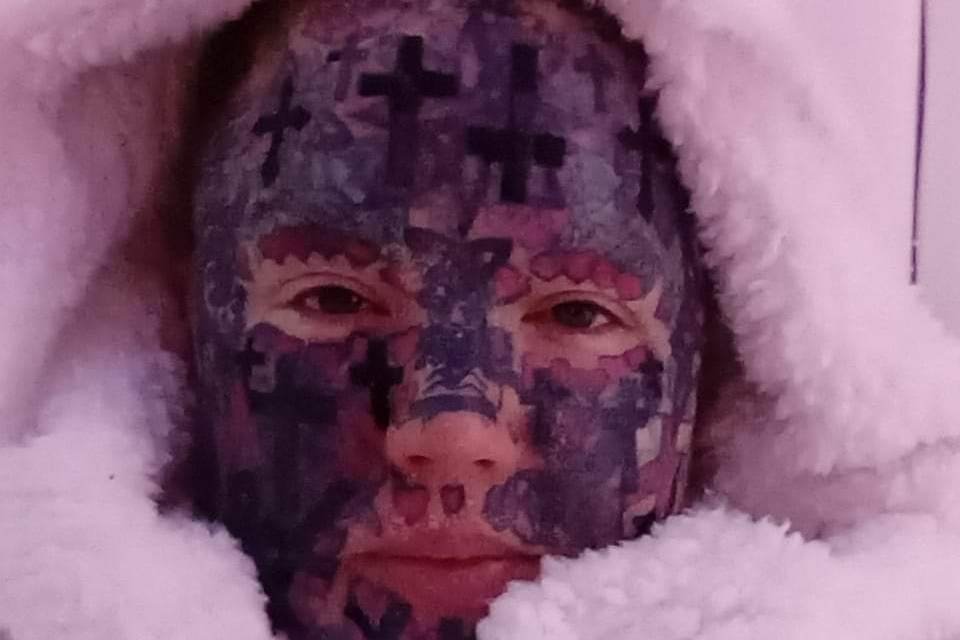 Ma 300 tatuaży, robi kolejne i skarży się na dyskryminację