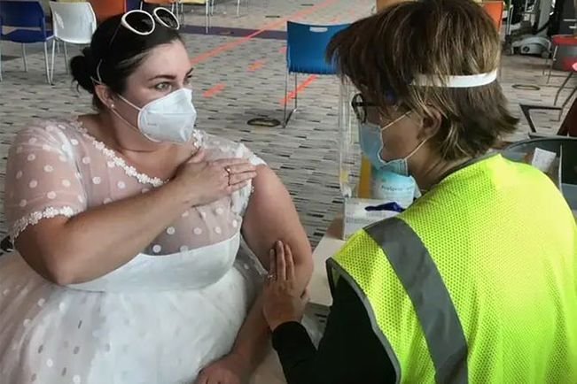 Kobieta poszła na szczepienie w sukni ślubnej