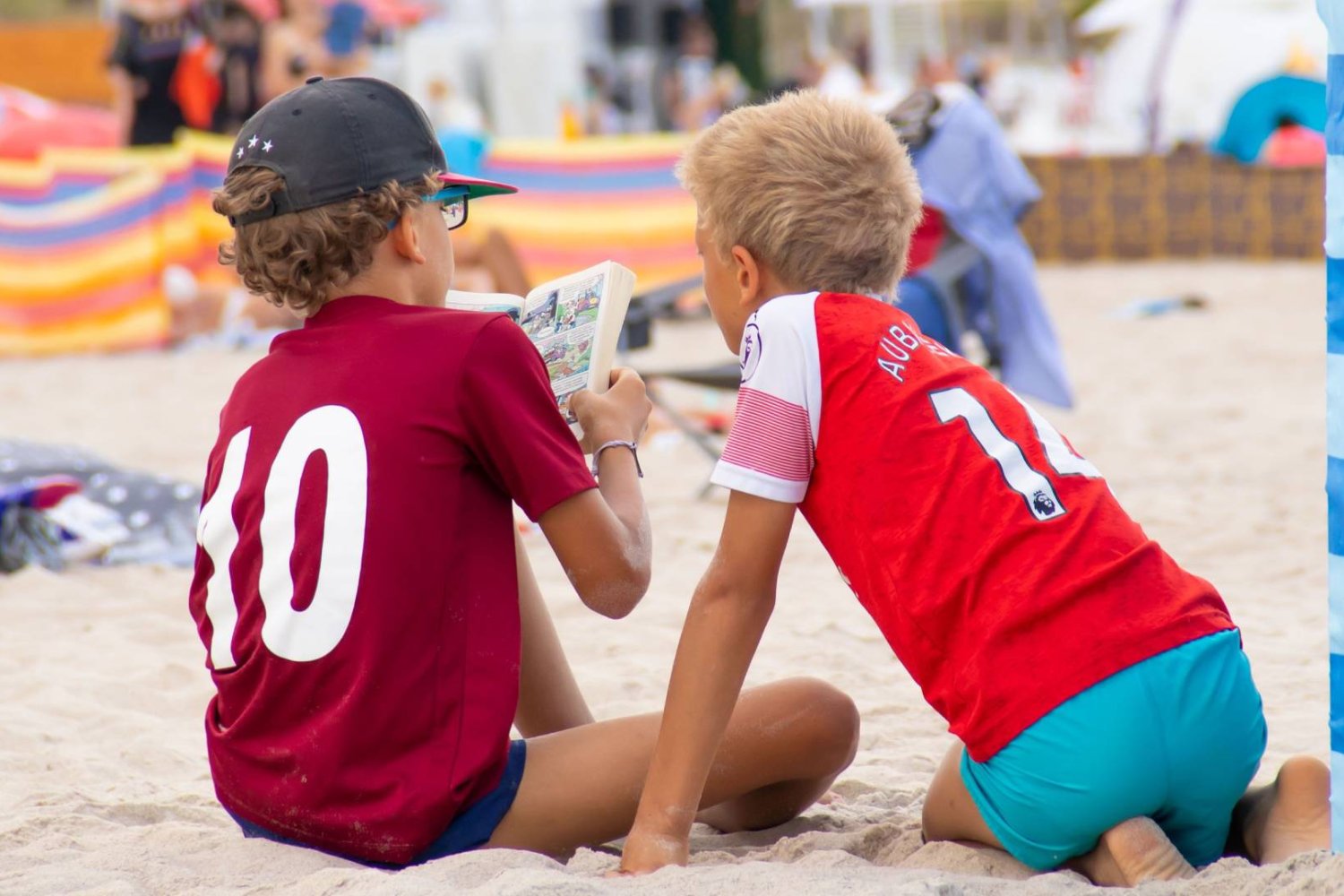 chłopcy na koloniach bawią się na plaży