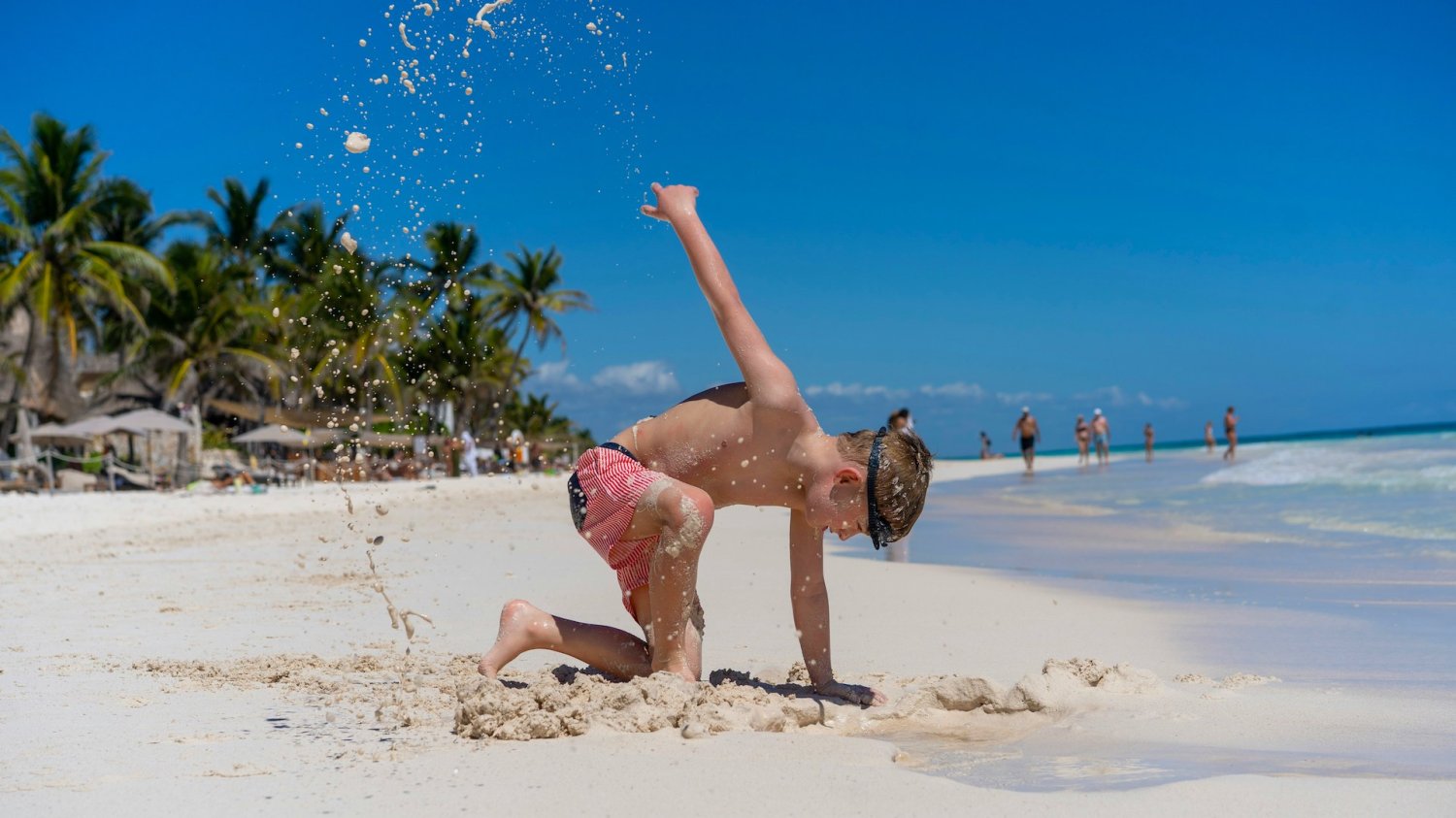 chłopiec na plaży chłopiec na plaży