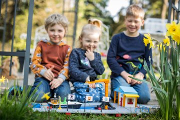 Na tegoroczny letni sezon polska marka Trefl proponuje fantastyczne nowoczesne zabawki dla dzieci z trzech serii: SIKU, Lalaboom i Geomag