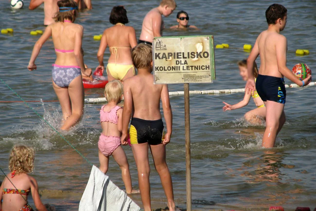 Dzieci na koloniach bawią się na plaży nad morzem.