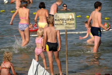 Dzieci na koloniach bawią się na plaży nad morzem.