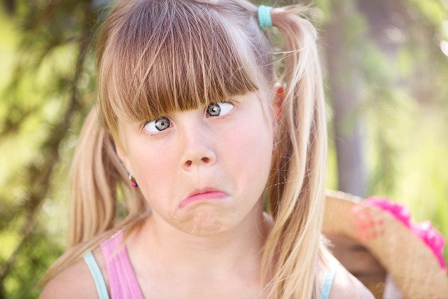 Fot. Pixabay / [url=https://pixabay.com/en/child-girl-making-a-face-squint-827487/]Pezibear[/url] / [url=https://pixabay.com/en/service/terms/#usage]CC0 Public Domain[/url]