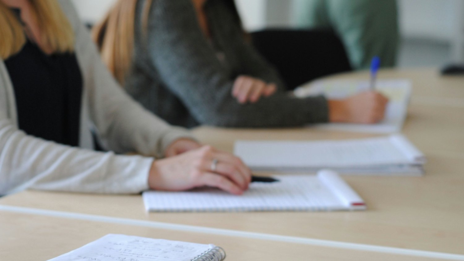 Egzaminatorka zdradza 4 lektury na język polski. Nie ma wątpliwości, że ich znajomość zapewni sukces Na zdjęciu dzieci piszą egzamin.