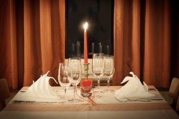 Co podać ukochanej osobie na Walentynki i jak to przyrządzić? Walentynkową kolację szybciutko przygotujesz np. z/w Cook4me, który zawiera ok. 500 przepisów na np. łososia w ziołach z pistacjami i fondant czekoladowy.