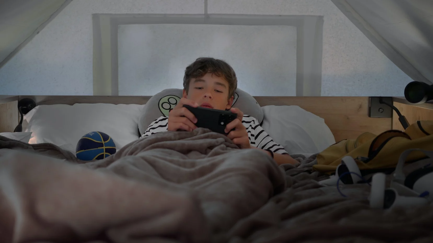 6 sposobów, dzięki którym dziecko wieczorem nie poprosi o telefon. "U nas zawsze działają"