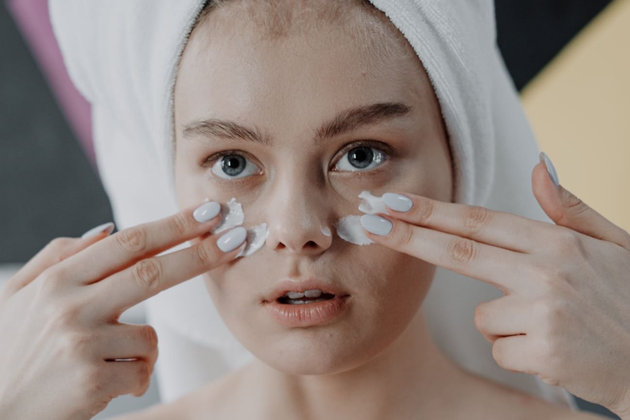 Czerwona szminka na sińce pod oczami