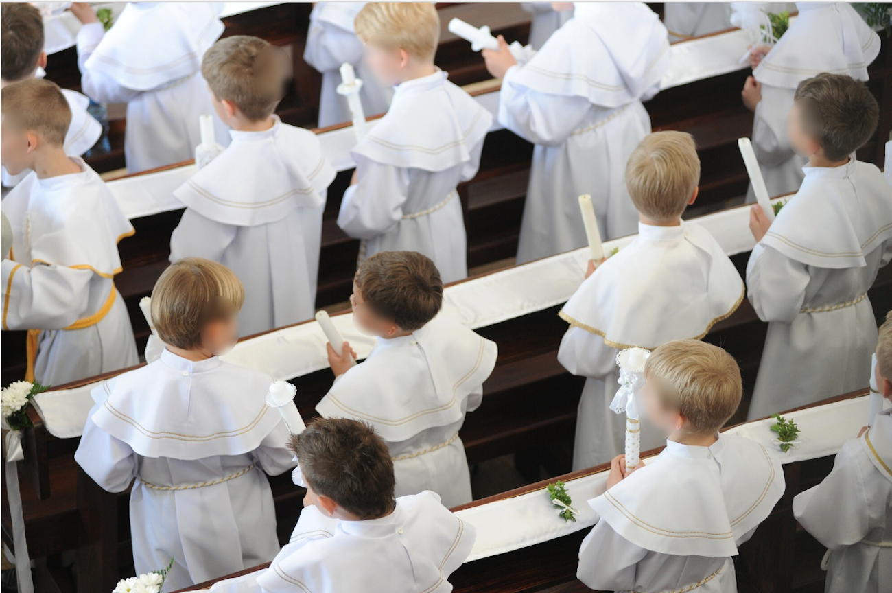 Syn otworzył prezent na Komunii, goście zamarli. Matka: "To jakiś chory żart"