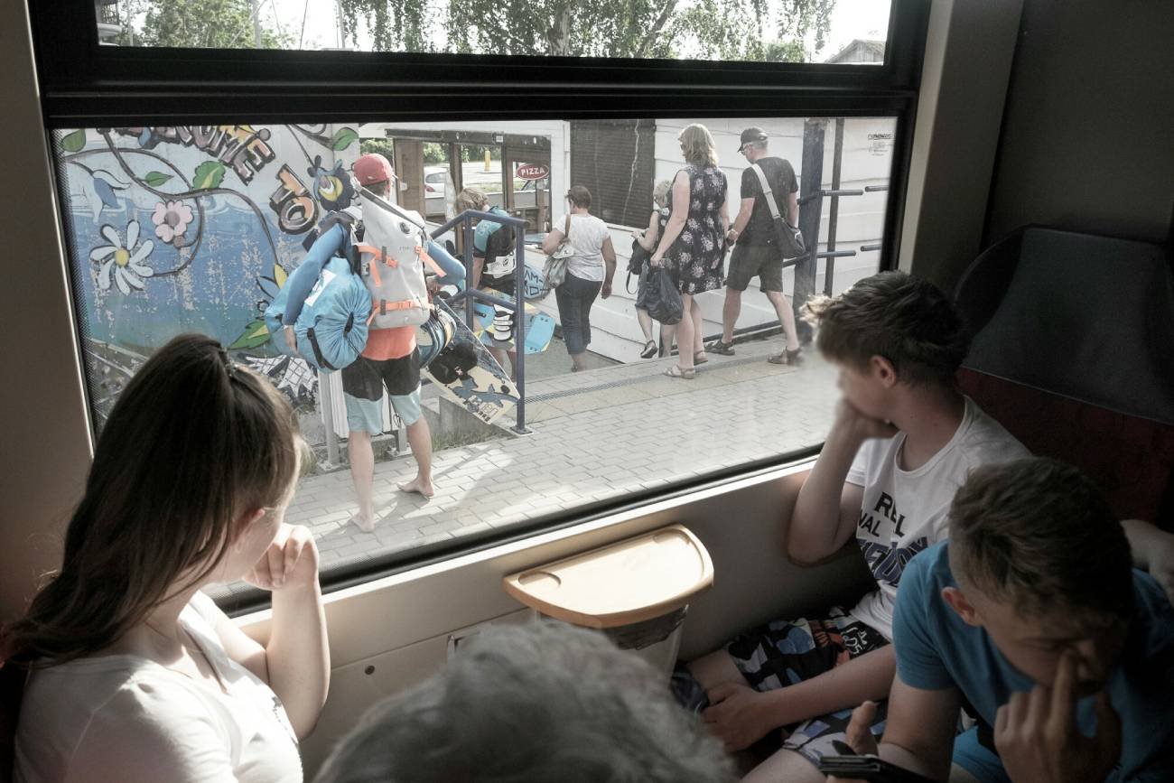 Sytuacja z pociągu pokazała, jak traktujemy nastolatki. Słowa konduktora szokują