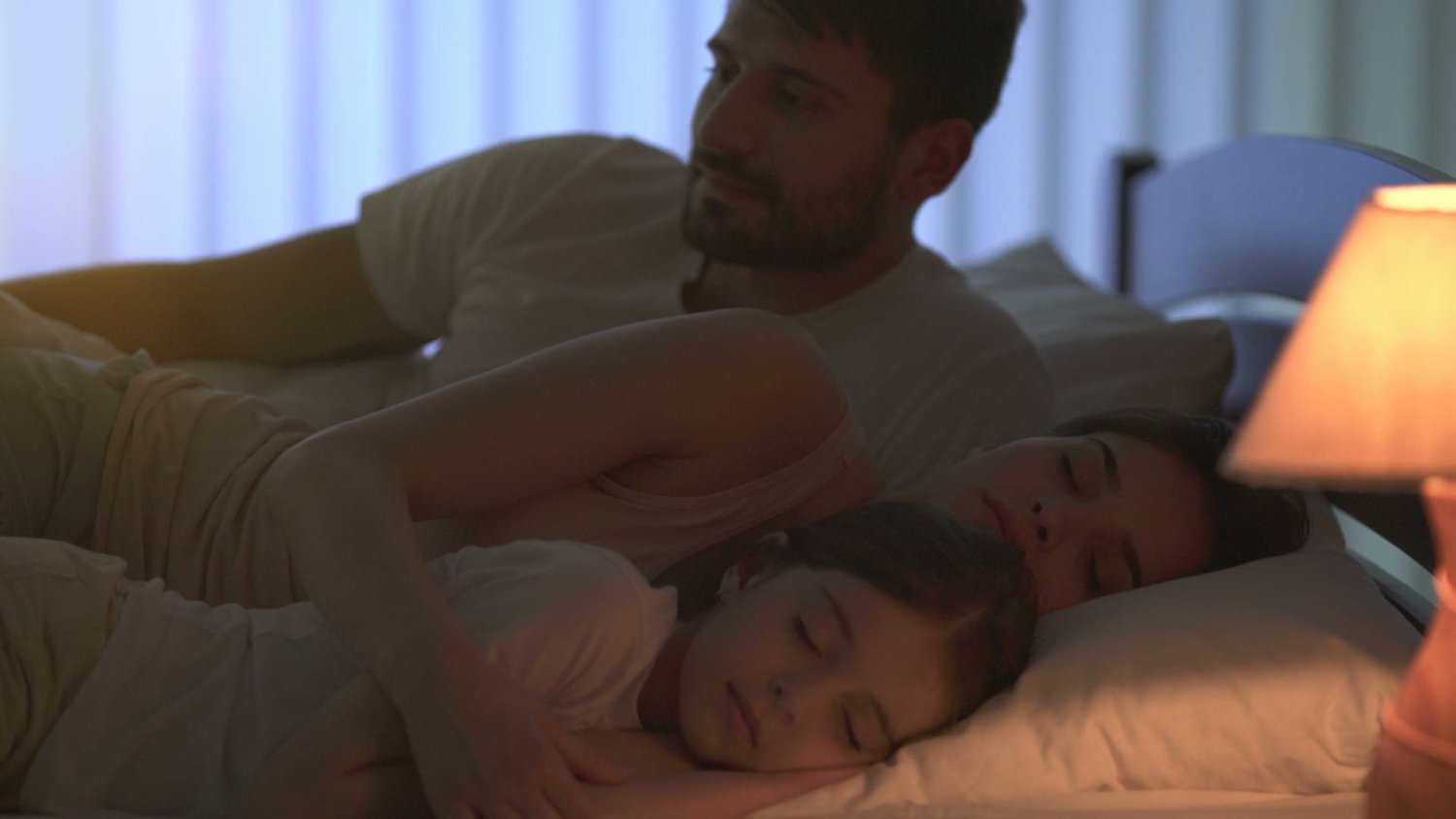 5-latka rządzi łóżkiem rodziców. Mama śpi więc z córką, zamiast z mężem