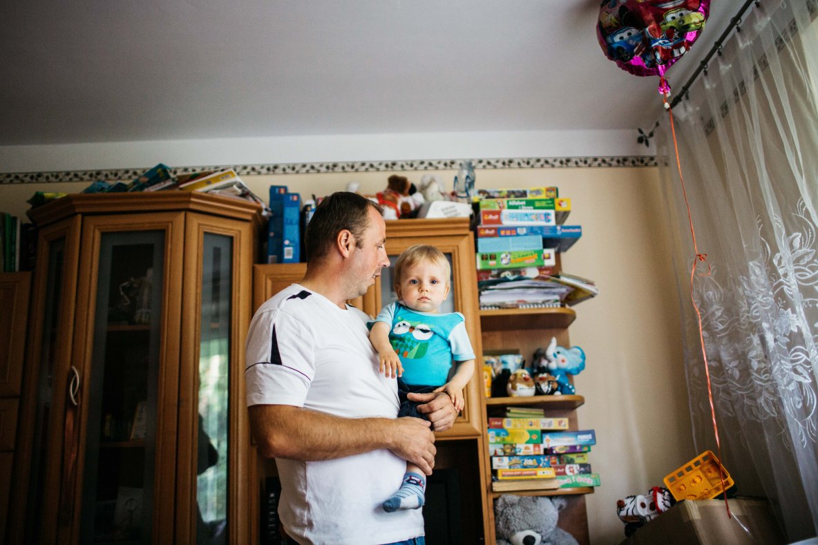 Szymon nie płacze długo, kiedy coś jest nie tak, szybko odnajduje wsparcie w ramionach rodziców.