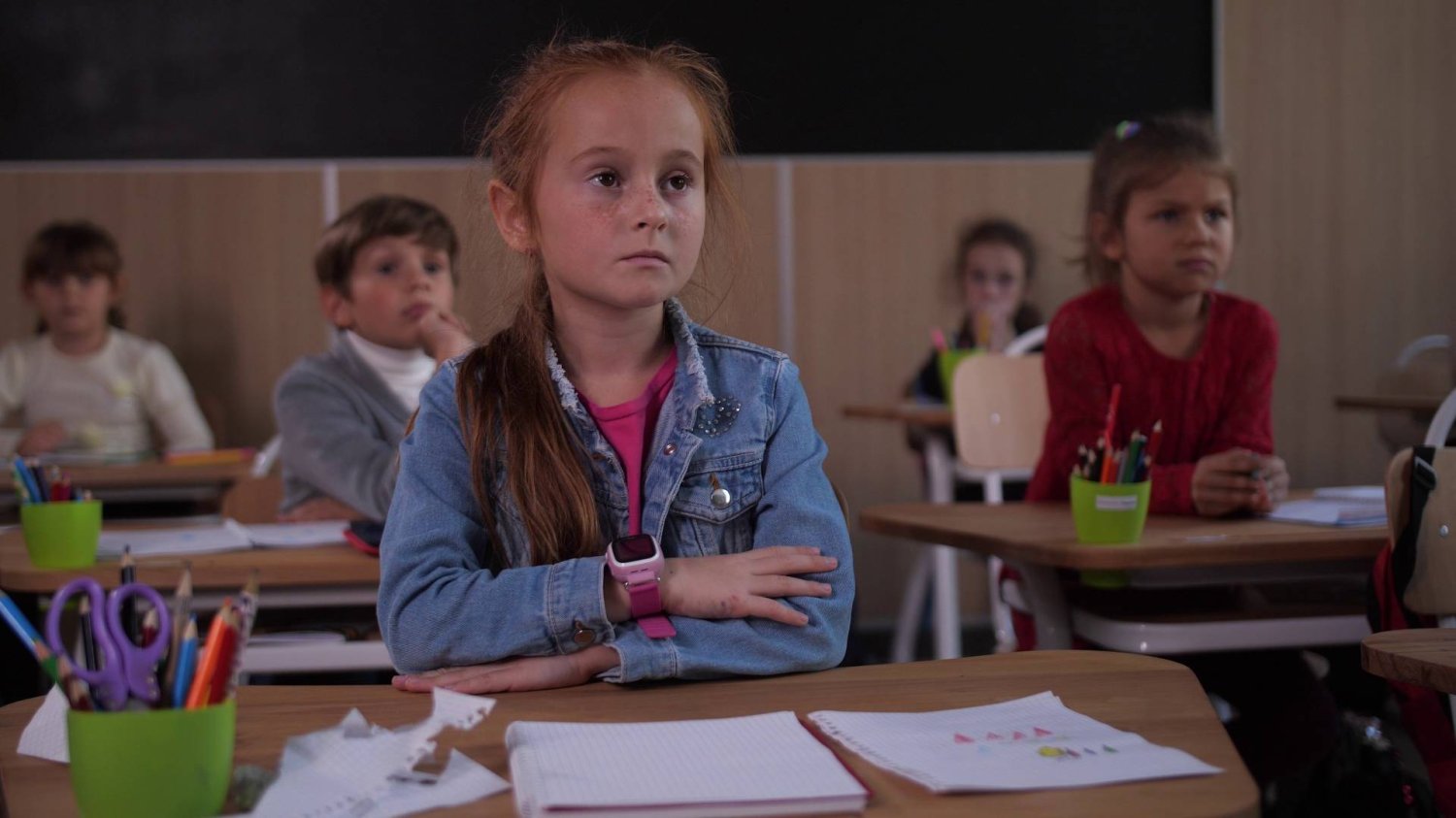 uczniowie w klasie podczas lekcji siedzą w ławkach